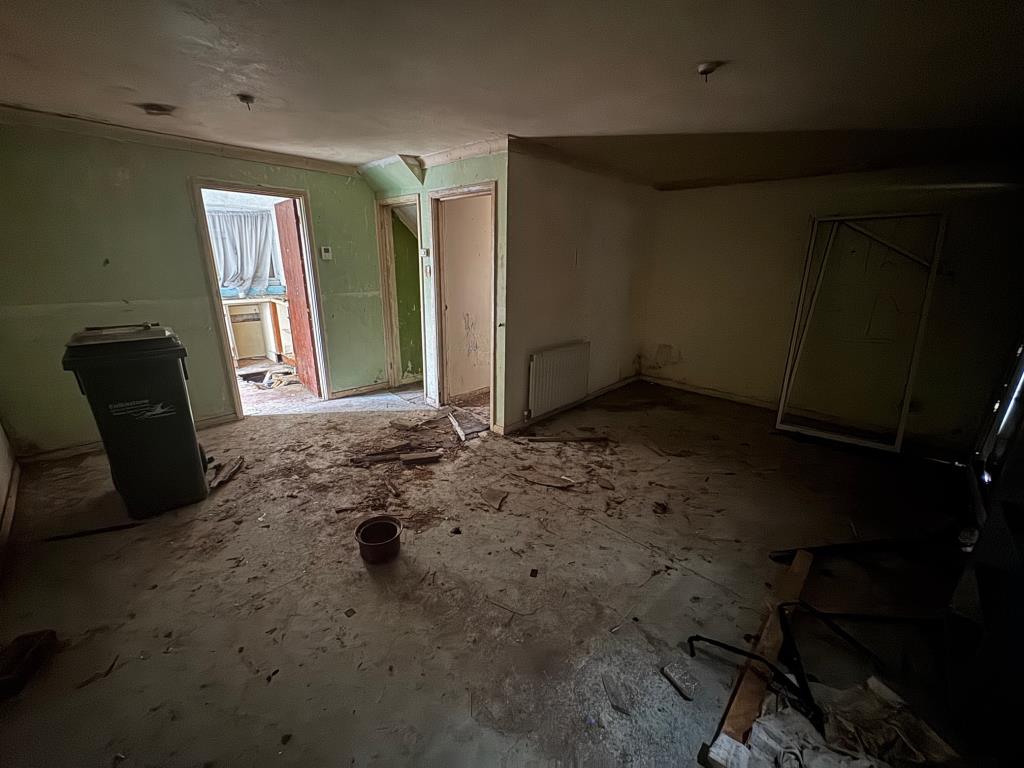 Lot: 158 - THREE-BEDROOM DETACHED HOUSE FOR TOTAL REFURBISHMENT - Living room alternative view